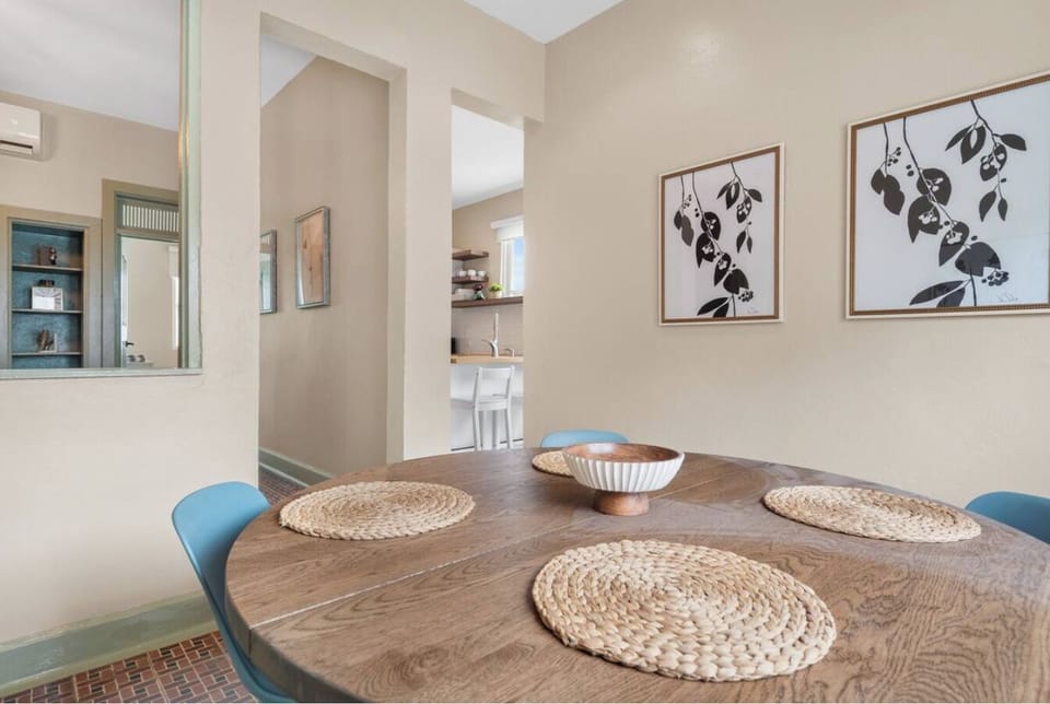Breakfast table 