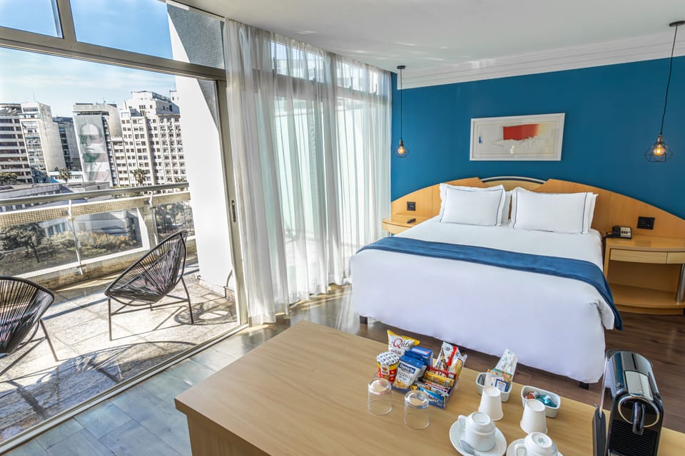 Suite Executiva com Varanda | Minibar, in-room safe, desk, blackout drapes