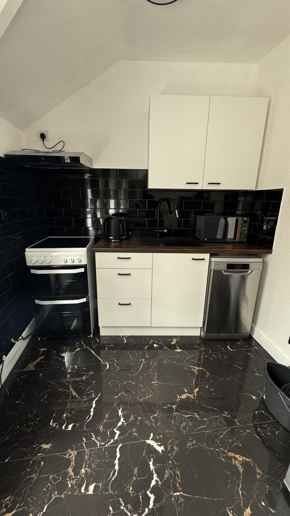 Luxury newly refurbished kitchenette, open plan studio