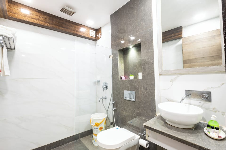 Deluxe Suite | Bathroom | Shower, rainfall showerhead, hair dryer, slippers