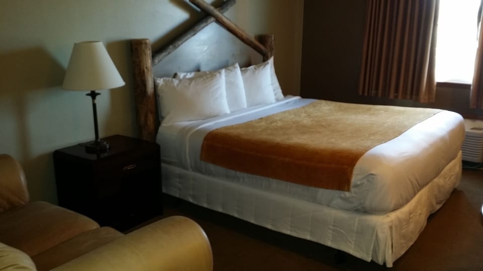 1 King Bed, Ground Floor | 1 bedroom, desk, WiFi (free), bed sheets