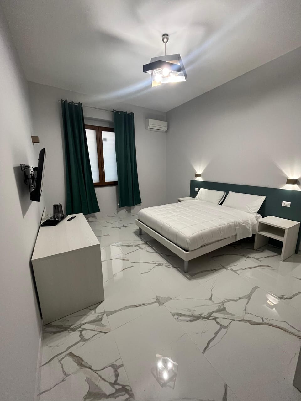 Deluxe Triple Room, City View | Desk, soundproofing, free WiFi