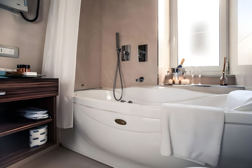 Deluxe Double Room | Jetted tub