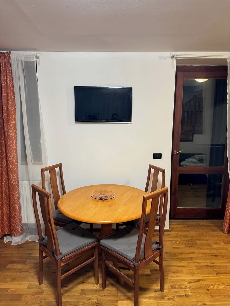 Kitchen/dining table
