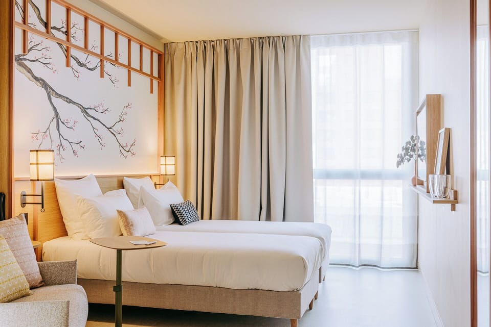 Laptop workspace, soundproofing, free WiFi, bed sheets