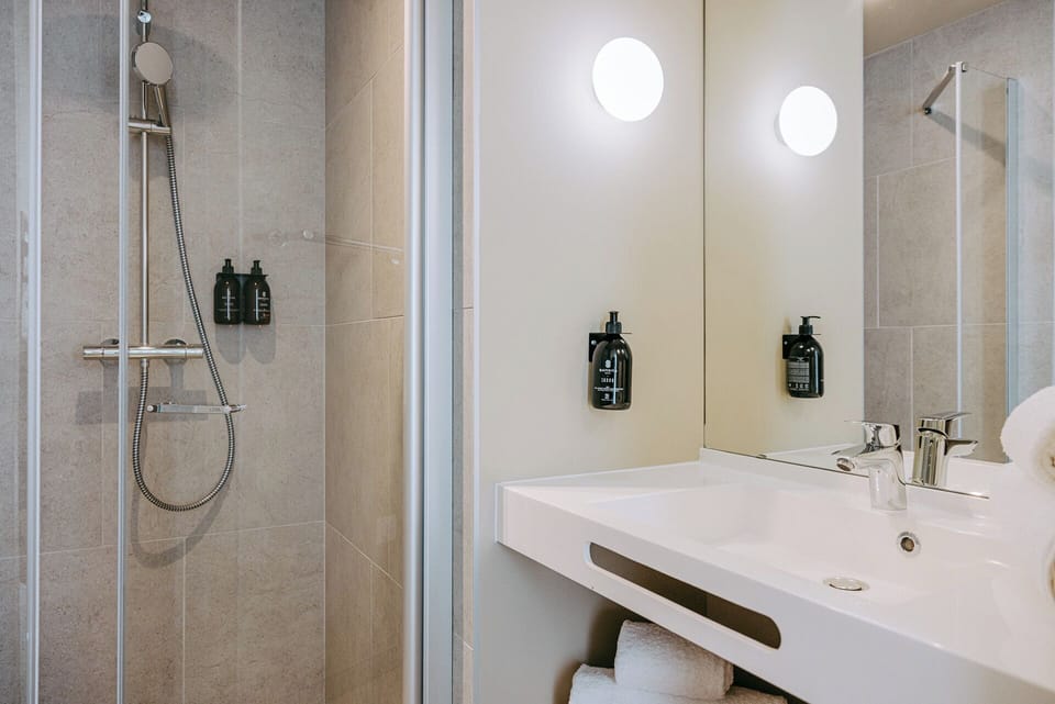 Shower, towels