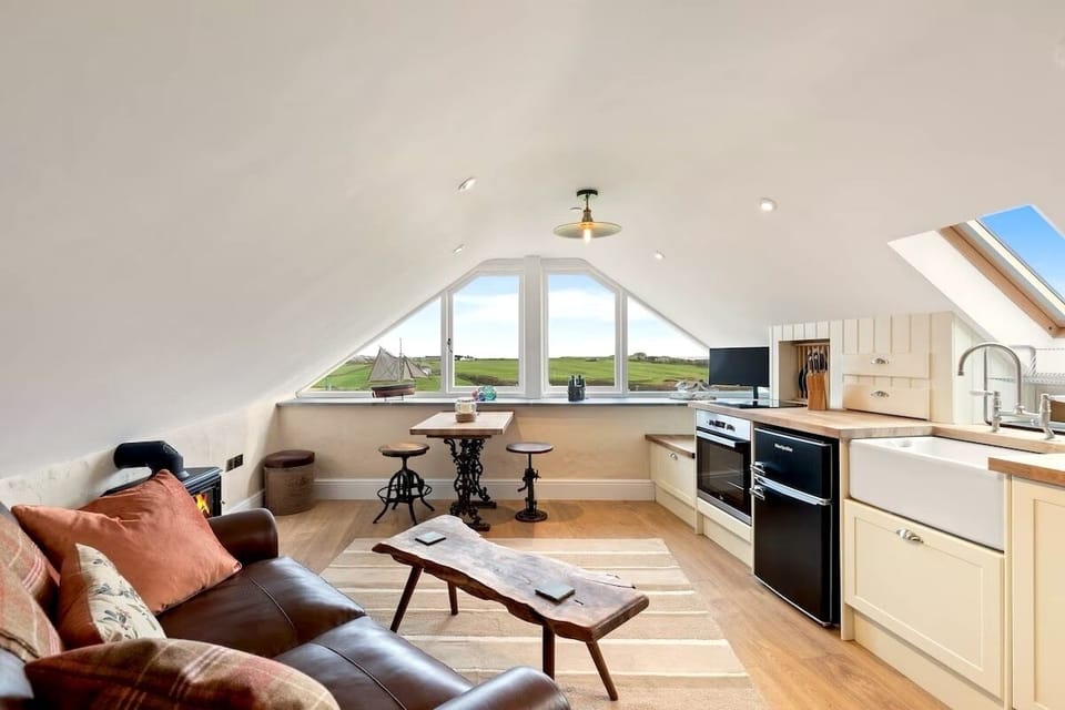 Cottage (1 Bedroom) | Living area | 32-inch TV with cable channels