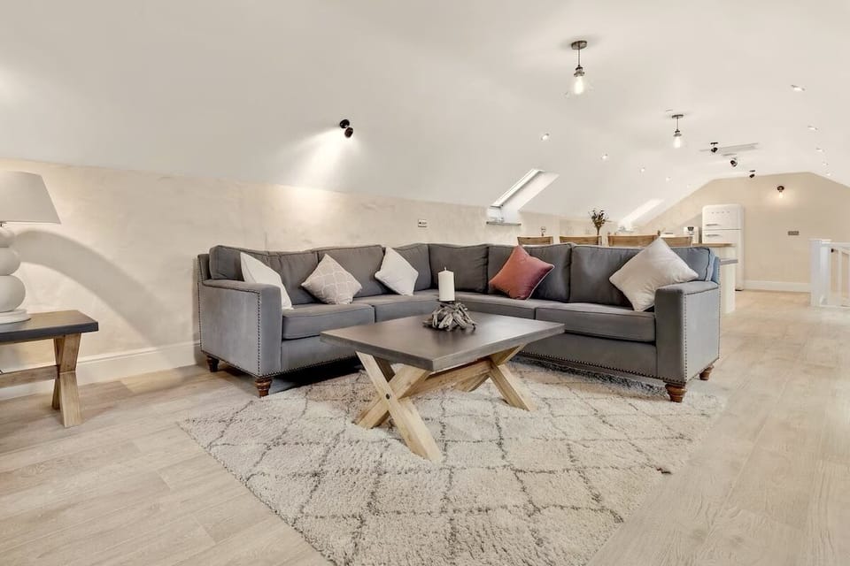 Cottage (3 Bedrooms) | Living area | 32-inch Smart TV with cable channels, fireplace, heated floors