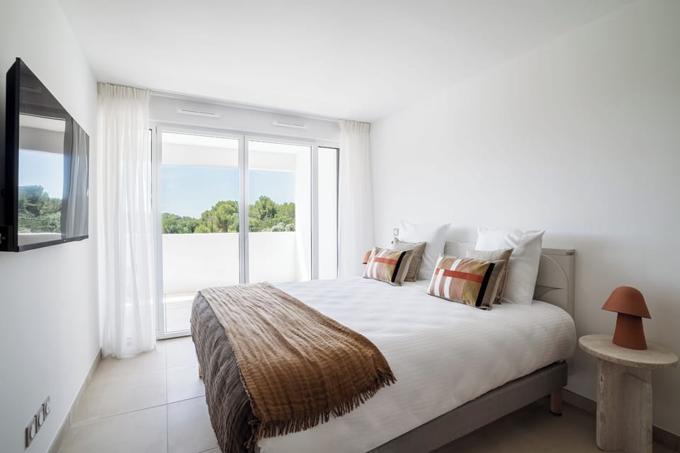 Superior Double Room, Non Smoking | Desk, blackout drapes, soundproofing, cribs/infant beds