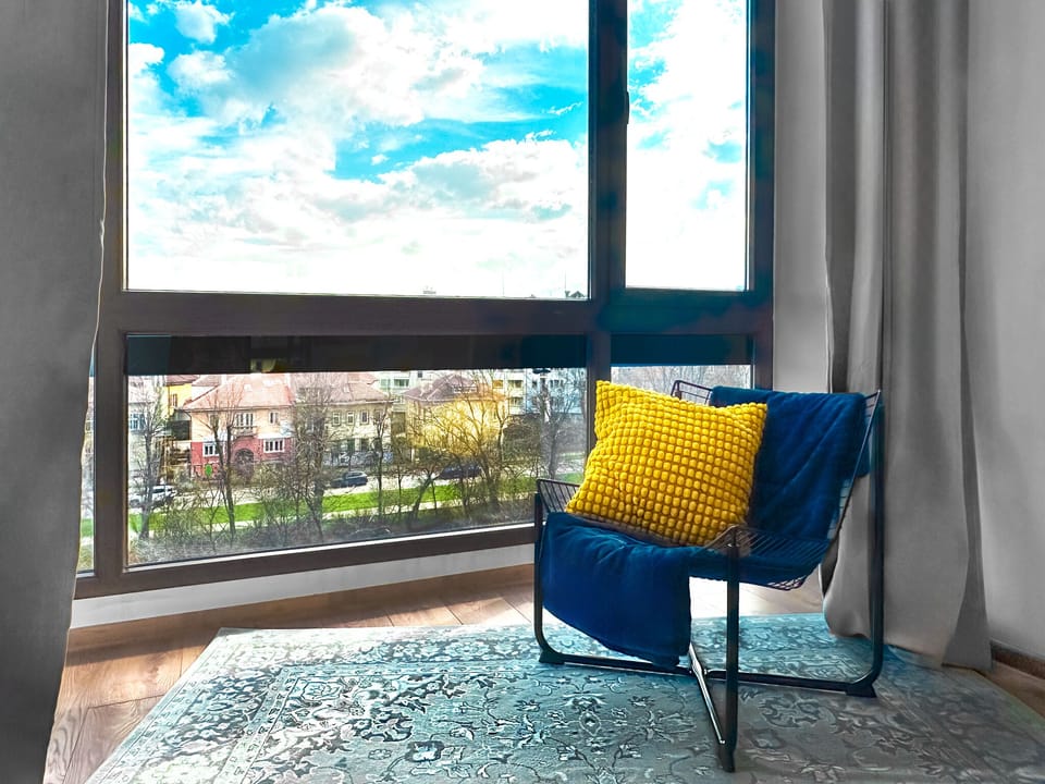 #SofiaSharedCharm
#CityscapeTerraceViews
#PastelRetreatSofia
#SharedLuxuryLiving
#CozyCommunalExperience