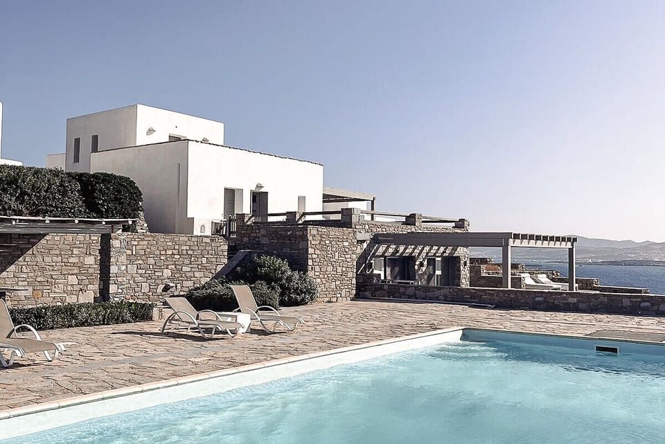 Whitewashed walls switching to natural stone