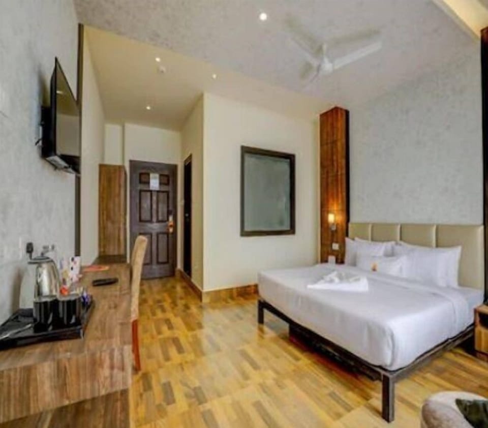 Deluxe Room | 1 bedroom, blackout drapes, soundproofing, free WiFi