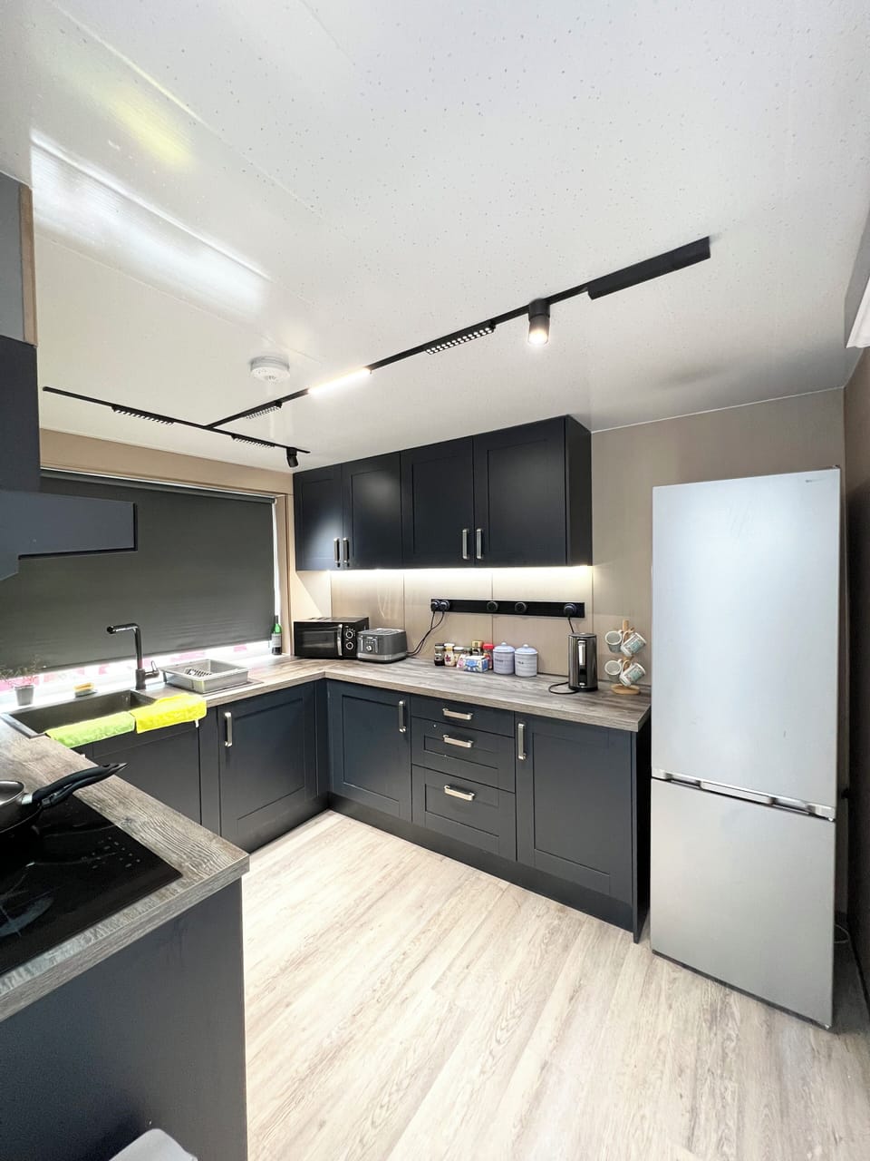 City Double Room | Private kitchen | Shared fridge, microwave, oven, stovetop