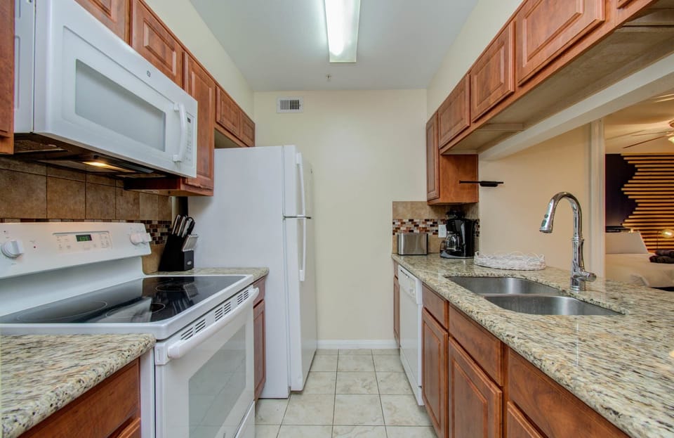 Fully equipped with your basic kitchen essentials and appliances, you’ll find everything you need here to whip up a nice home cooked meal.