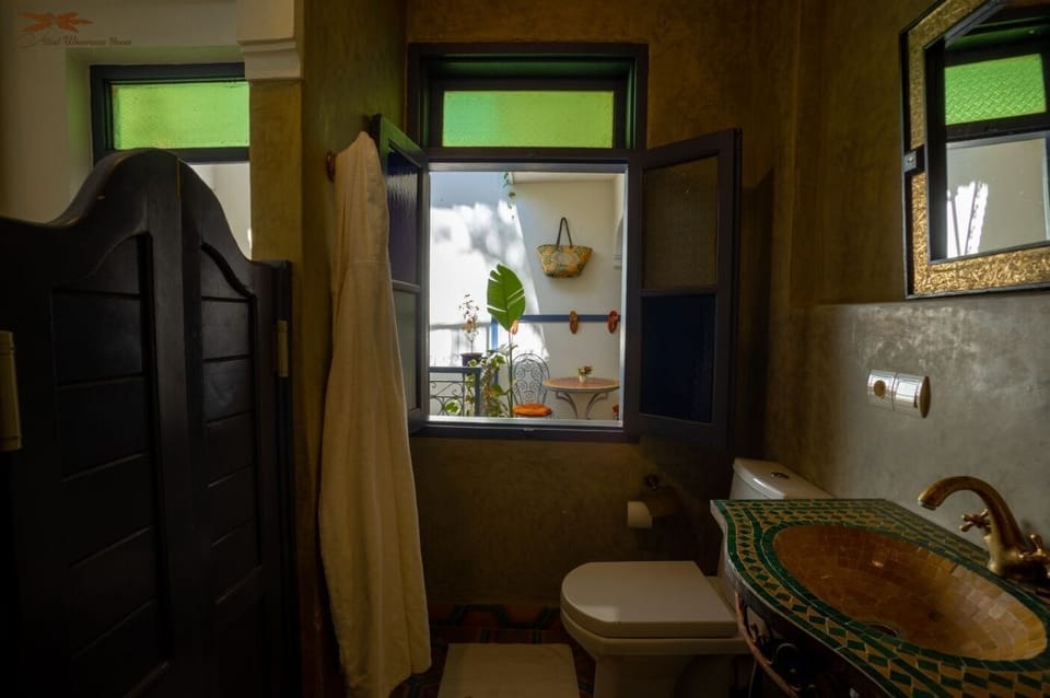 Deluxe Double Room | Bathroom | Shower, hair dryer, towels, soap