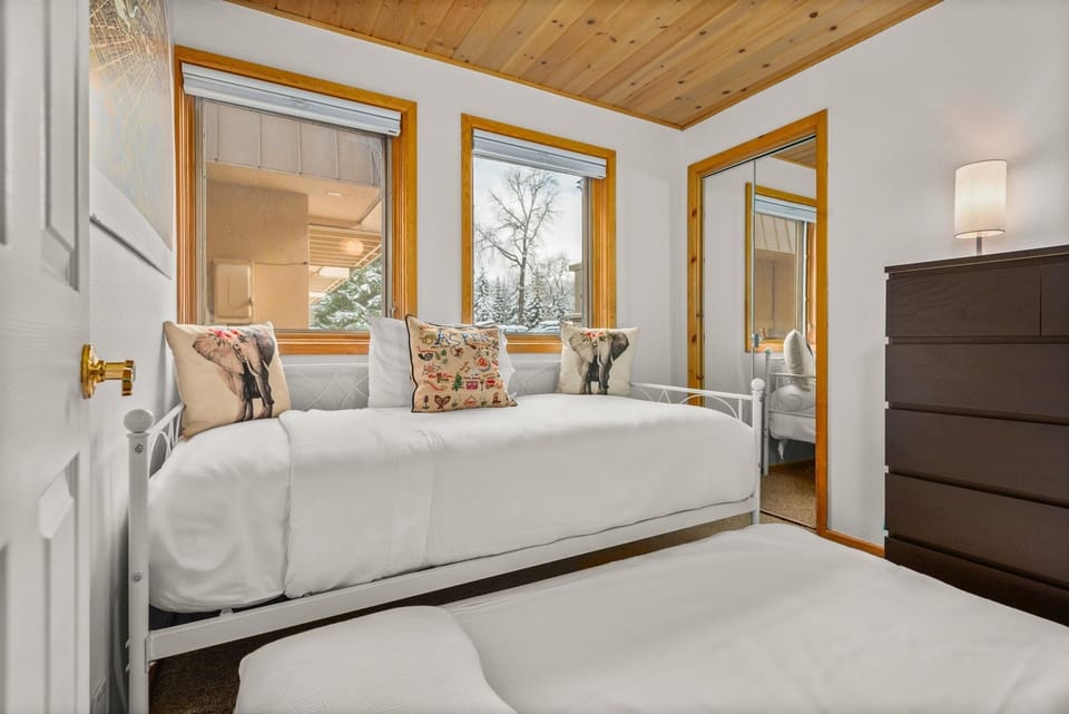 Condo, 3 Bedrooms | 3 bedrooms, laptop workspace, iron/ironing board, free WiFi