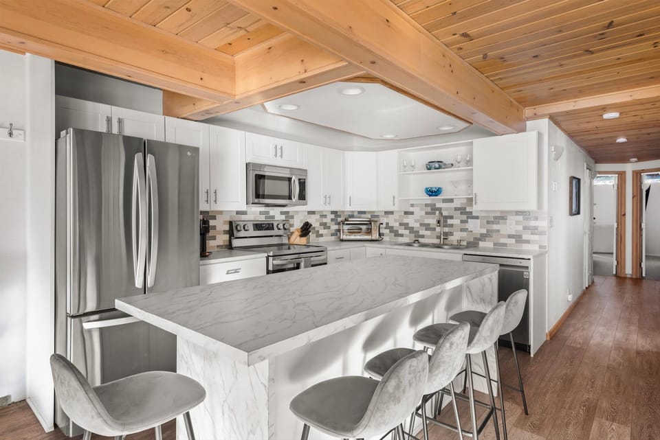 Condo, 3 Bedrooms | Private kitchen | Fridge, oven, coffee/tea maker, electric kettle