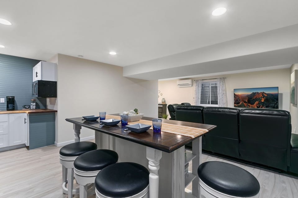 Kitchen Island | Bar seating for 4!