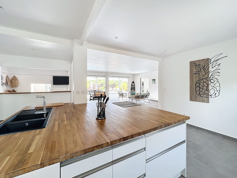 Design Villa, 4 Bedrooms, Kitchen, Poolside | Private kitchen | Electric kettle