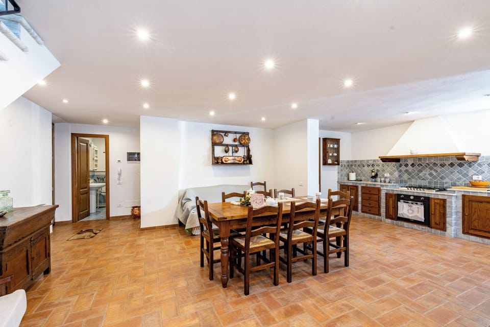 Family Villa, Multiple Bedrooms, Mountainside (Villa Vittoriano - Surrounded By) | Dining