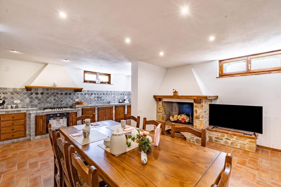 Family Villa, 4 Bedrooms, Microwave, Mountainside (Villa Vittoriano - Tuscan Villa for 7) | Dining