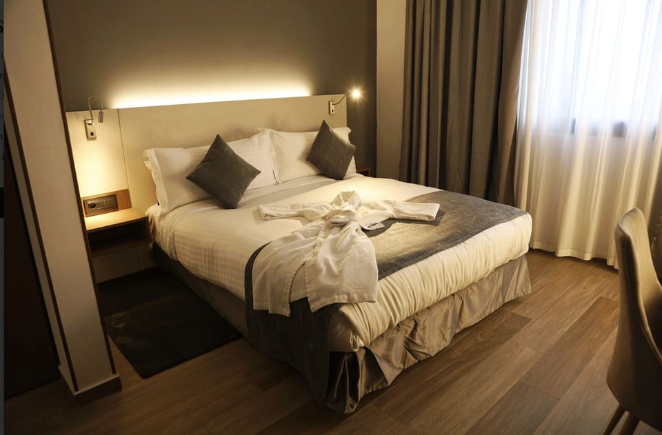 Suite | Premium bedding, minibar, blackout drapes, soundproofing