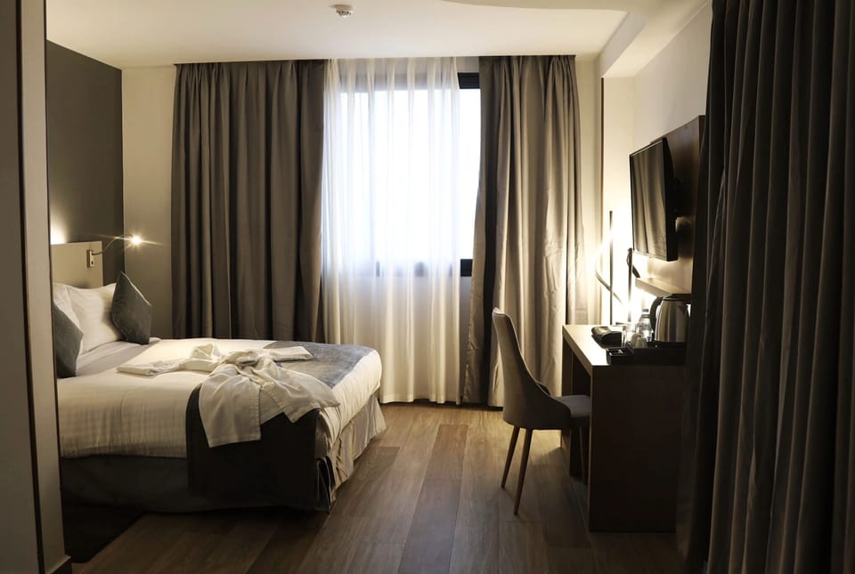 Suite | Premium bedding, minibar, blackout drapes, soundproofing