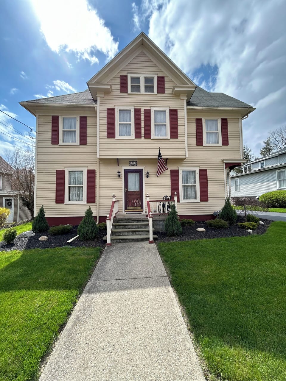 A front view of 33 Main Street