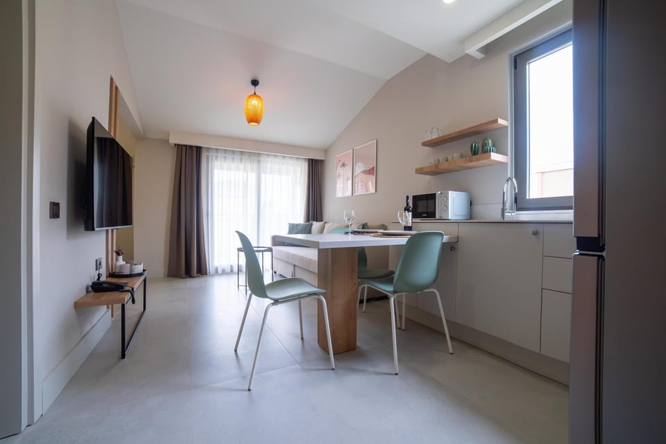 Suite, Balcony | Private kitchen | Full-size fridge, microwave, cookware/dishes/utensils