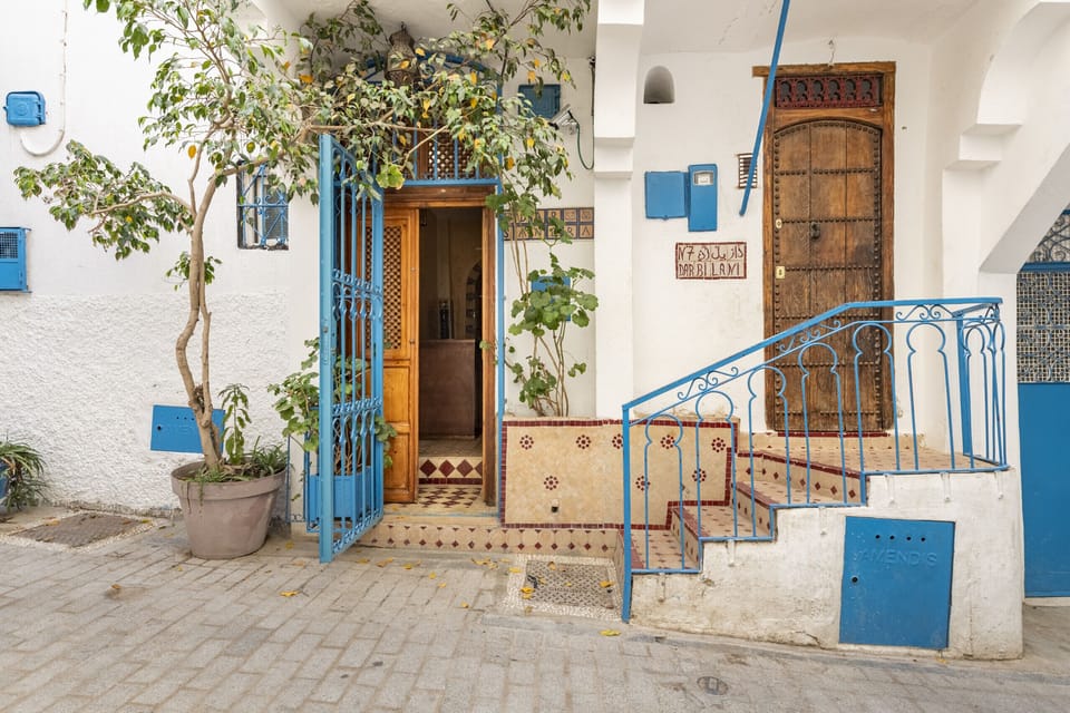Charming entrance of the Moroccan Tiny House. The old-style design adds a touch of Moroccan character to your stay.