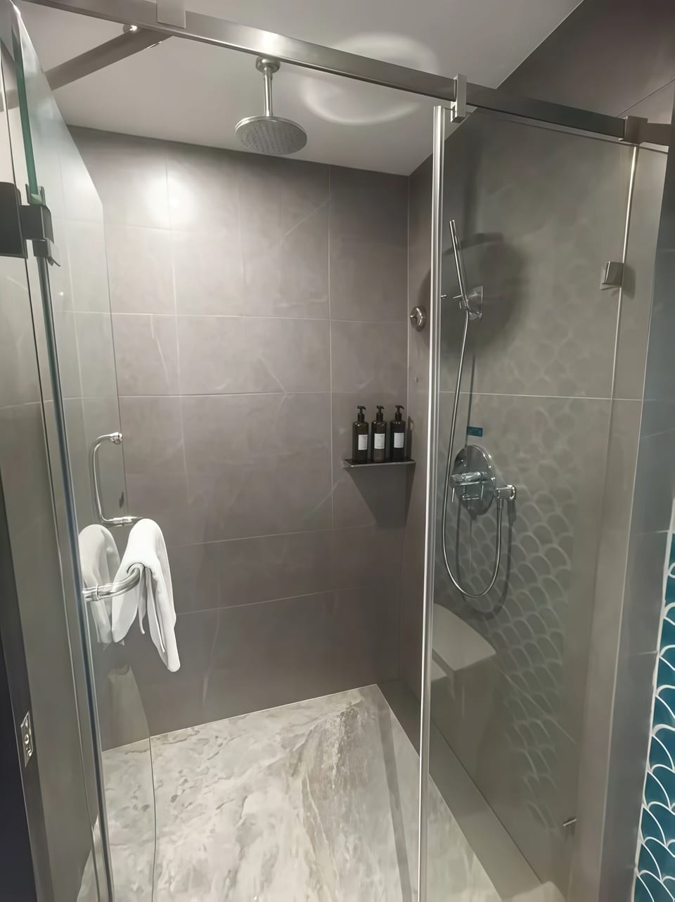 Double Room | Bathroom | Shower, rainfall showerhead, free toiletries, hair dryer