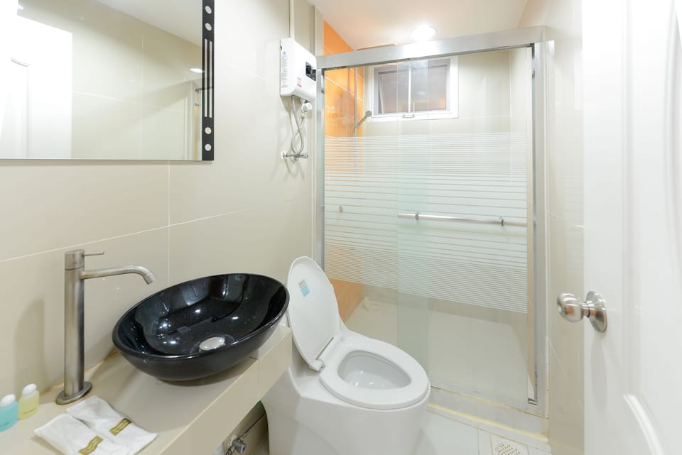 Standard Room, 1 King Bed | Bathroom | Shower, free toiletries, towels, soap