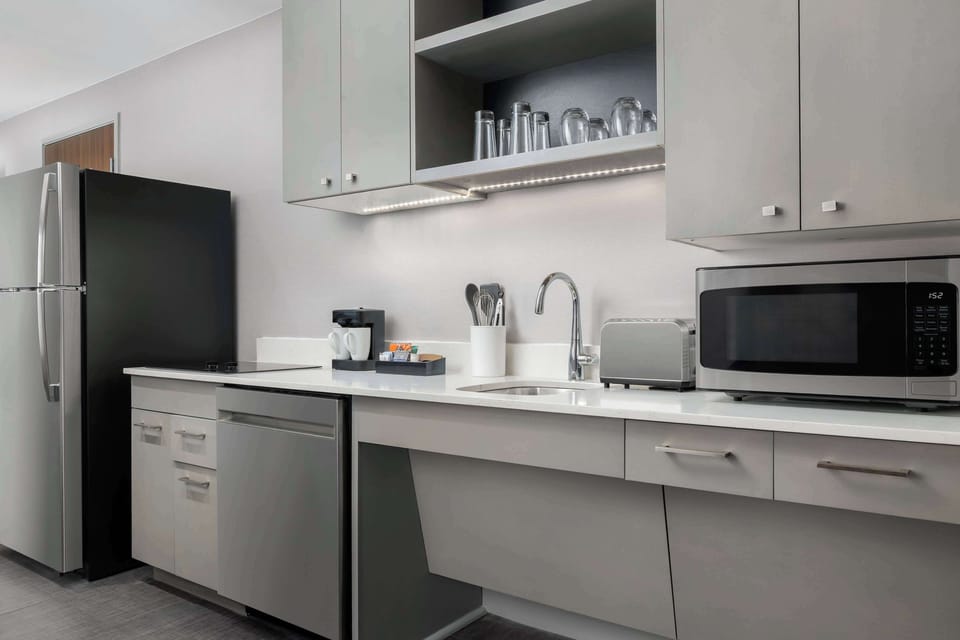 Fridge, microwave, stovetop, dishwasher