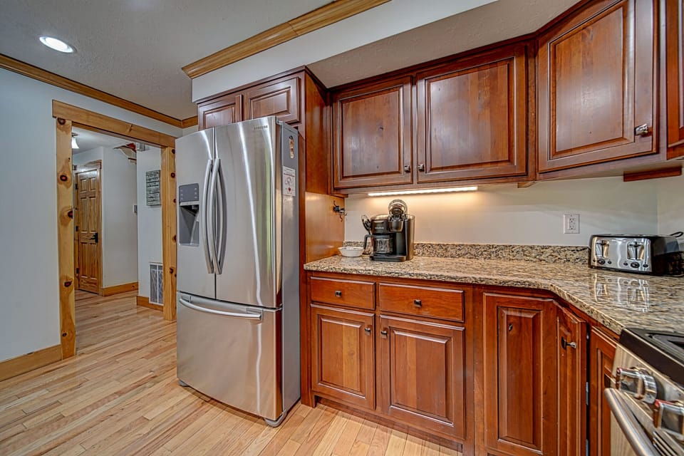 Microwave, dishwasher, coffee/tea maker, cookware/dishes/utensils