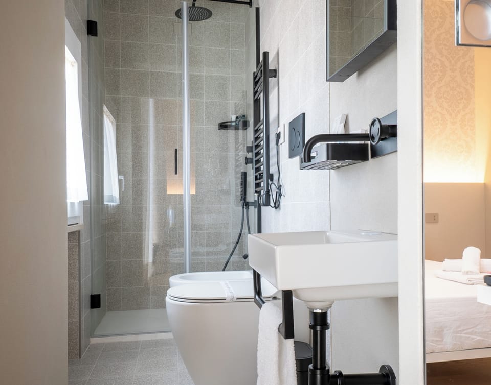 Perla, camera luxury nel cuore di Termoli con balconcino che affaccia sul porto vicino al mare | Bathroom | Shower, rainfall showerhead, free toiletries, hair dryer