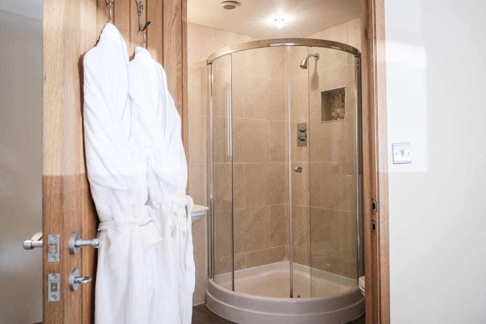 Superior King/Twin Room | Bathroom | Shower, free toiletries, bathrobes, slippers