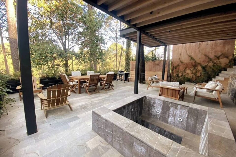 Terraza con jacuzzi y asador. (2)