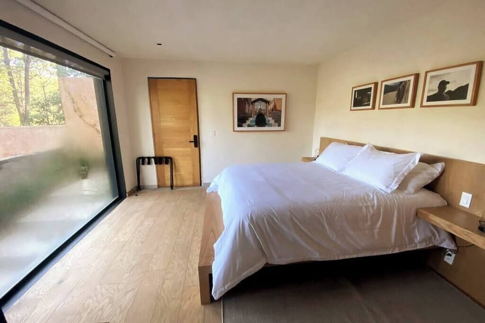 Suite con cama queen size.