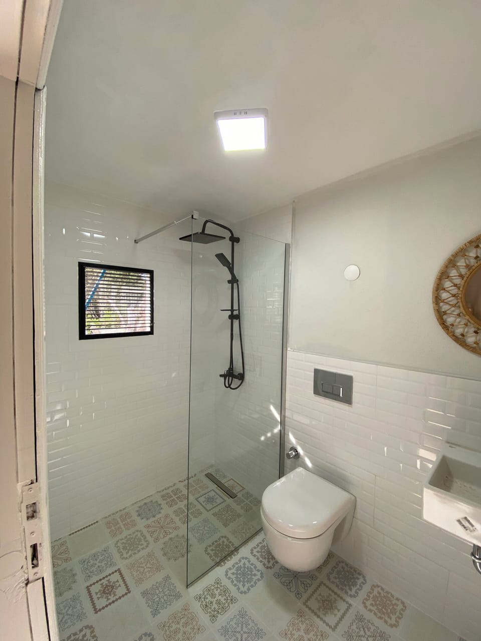 Superior Double Room, River View | Bathroom | Shower, hair dryer, towels, soap