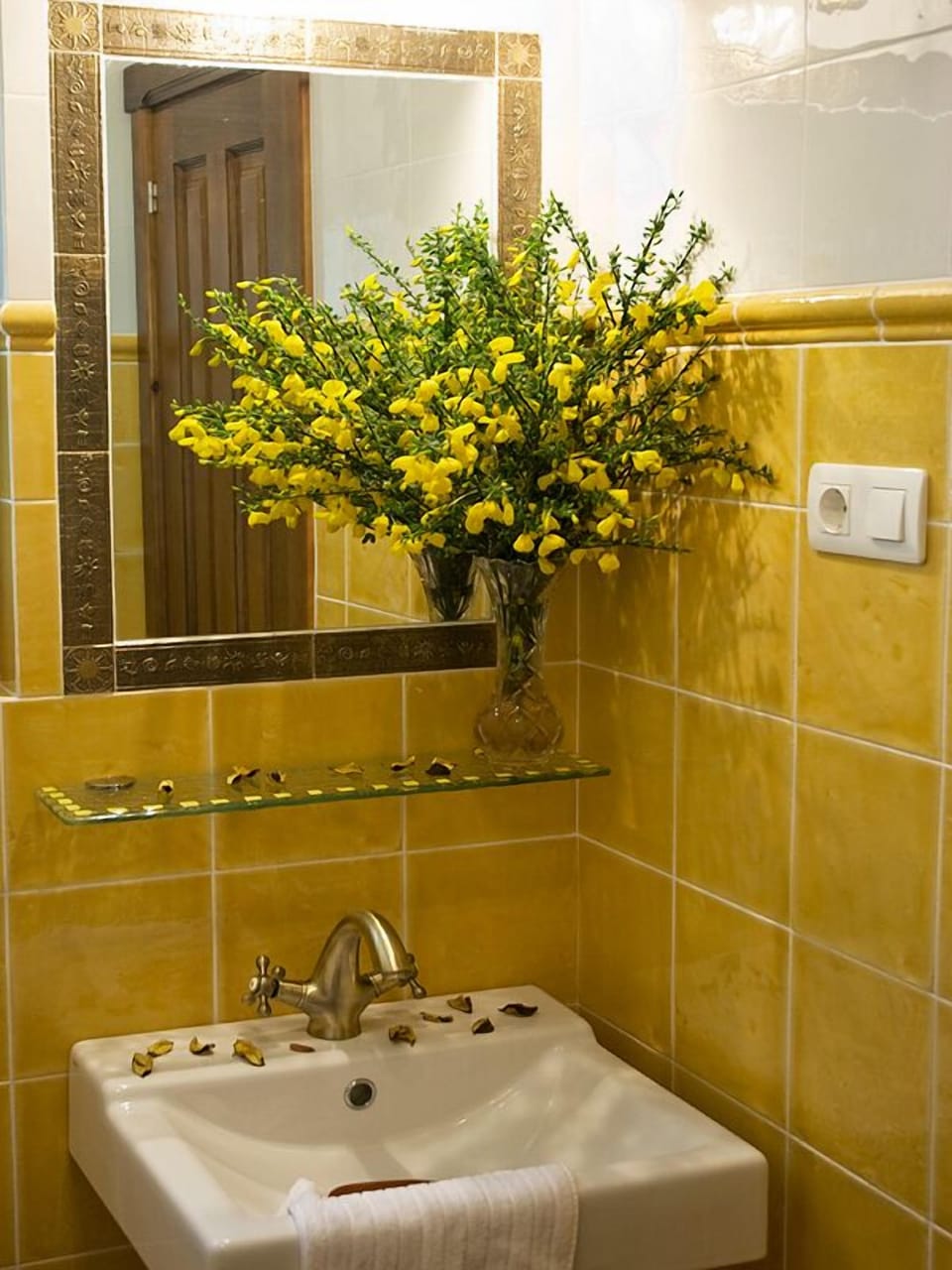 Shower, hydromassage showerhead, free toiletries, hair dryer