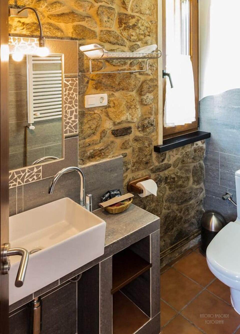 Shower, hydromassage showerhead, free toiletries, hair dryer