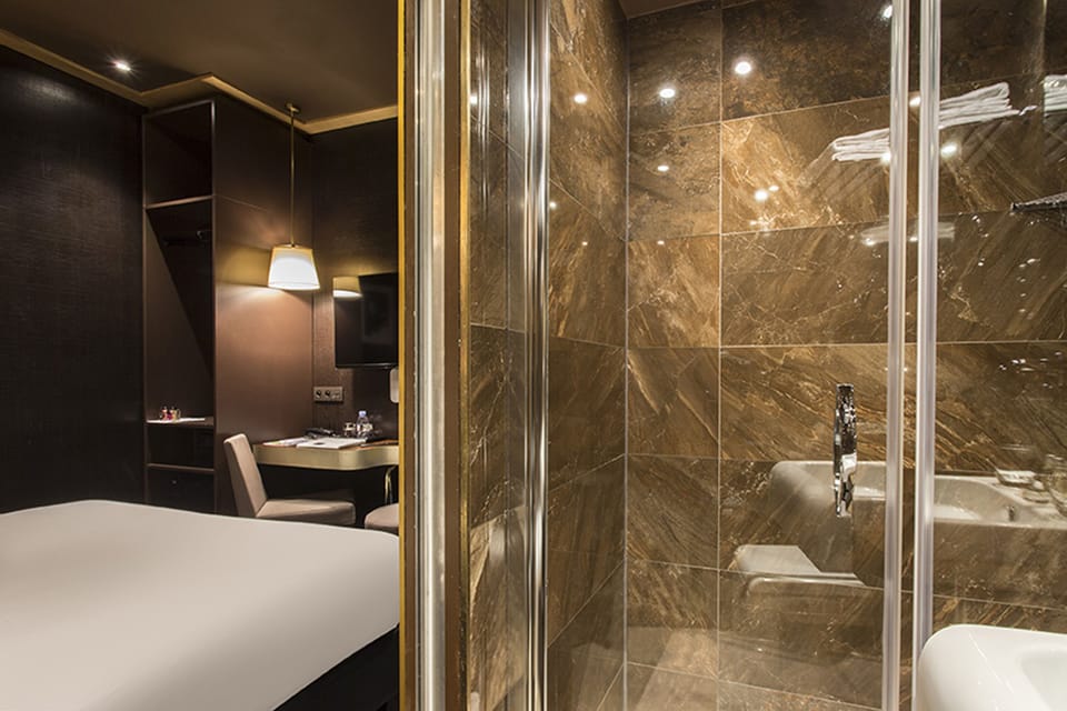 Mayfair Garden Double Superior | Bathroom | Free toiletries, hair dryer, towels