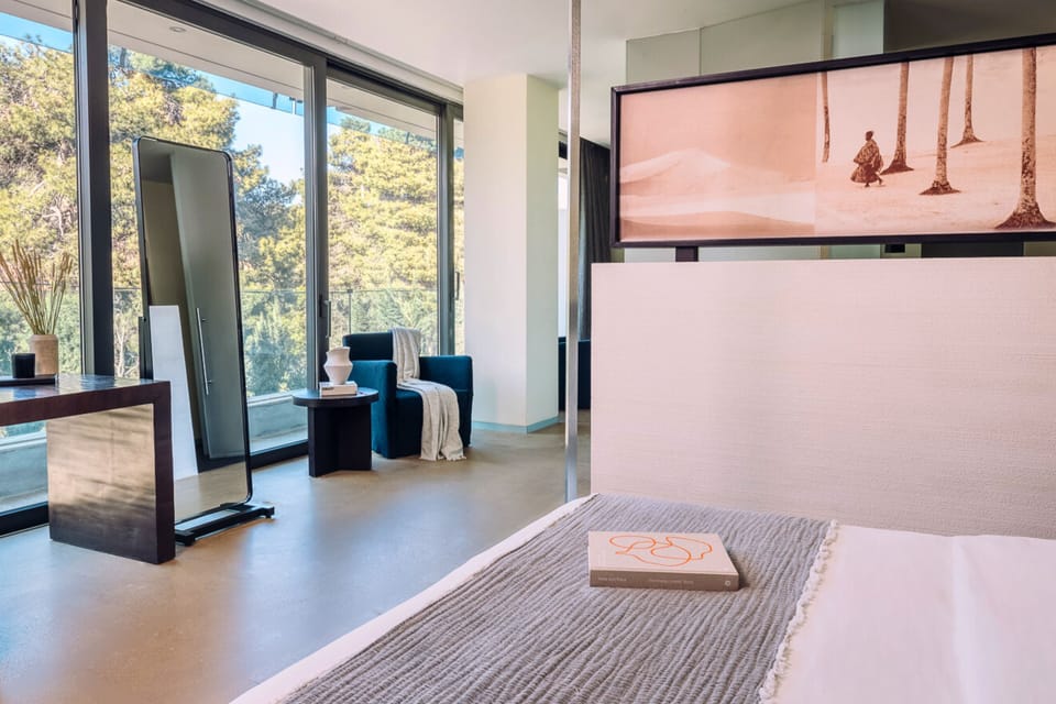 Junior Suite | Hypo-allergenic bedding, in-room safe, desk, laptop workspace
