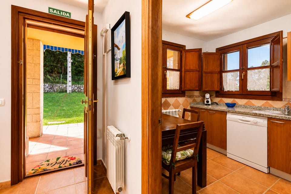 Facade/entrance,Kitchen or kitchenette