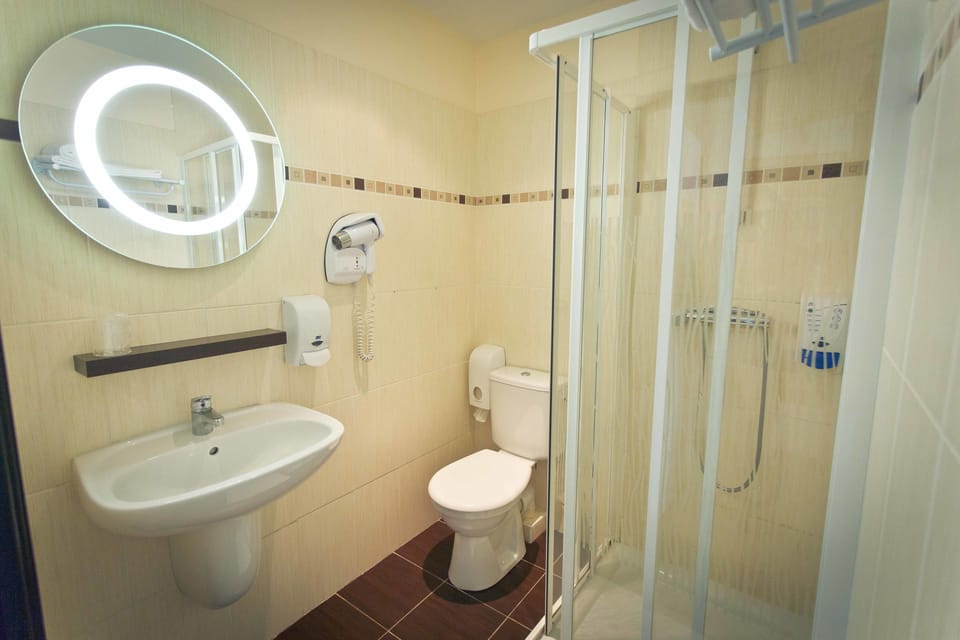 Shower, free toiletries, hair dryer, towels