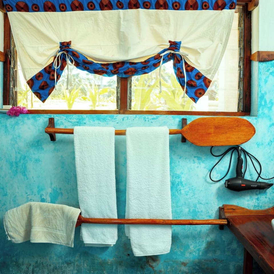 Deluxe Room, Ocean View | Bathroom | Shower, hydromassage showerhead, eco-friendly toiletries, hair dryer