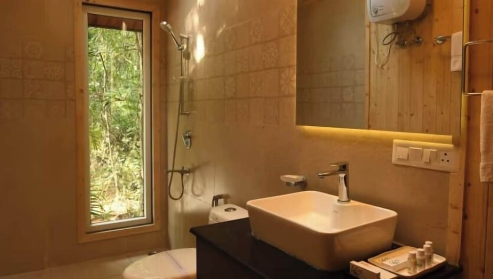 Luxury Double Room | Bathroom | Combined shower/tub, free toiletries, hair dryer, bathrobes