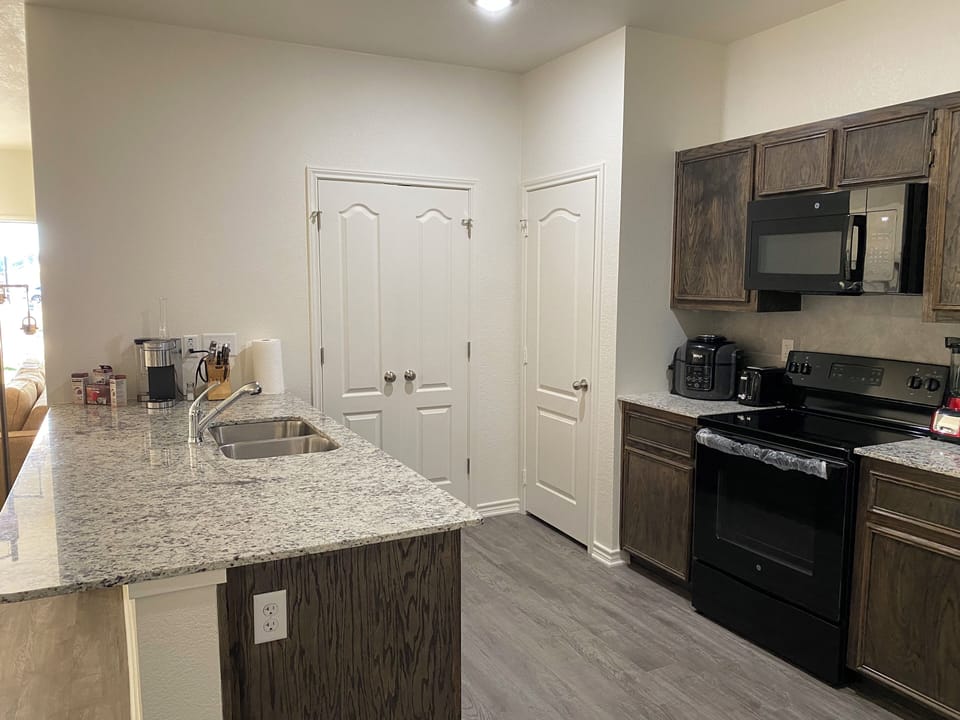 Full-size fridge, microwave, oven, stovetop