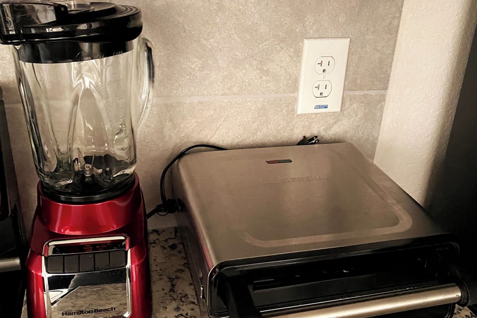 Full-size fridge, microwave, oven, stovetop