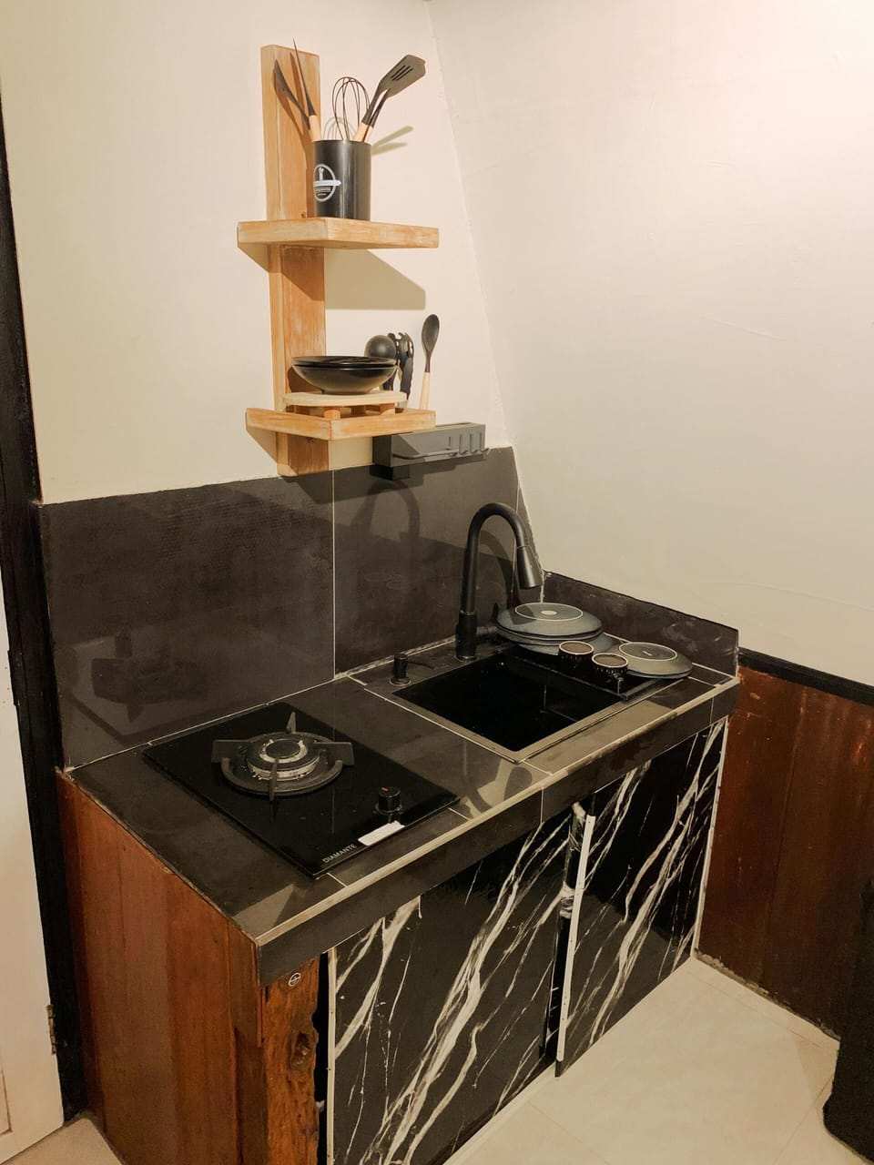 Deluxe Room, Balcony, River View | Private kitchen